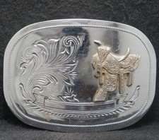 XC25135 VINTAGE 1970s  WESTERN STYLE SADDLE  SILVERTONE MENS BELT BUCKLE