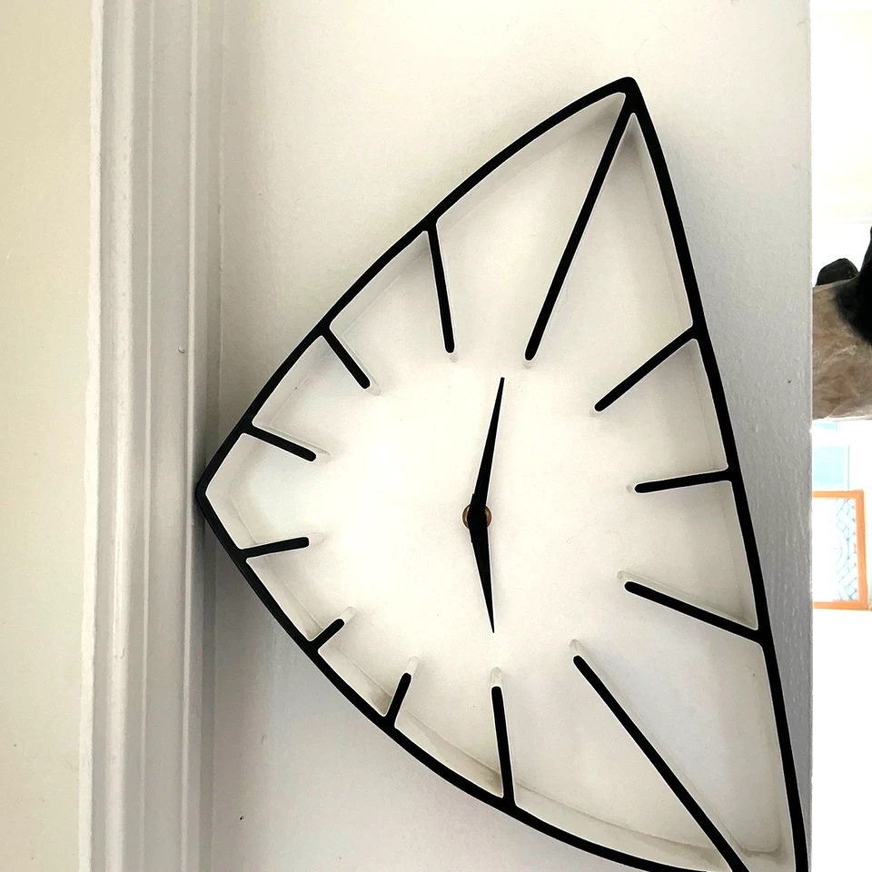 INFINITI CE MCM ATOMIC ABSTRACT SHAPE STYLE BLACK WHITE WALL/TABLE CLOCK - Image 3 of 4