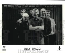 2001 Press Photo Billy Bragg with his band members - syp41981