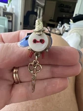 VTG UNCUS MFG Pin Gold Tone W/Scissors & Hat Abalone Button Eyes 1940’s