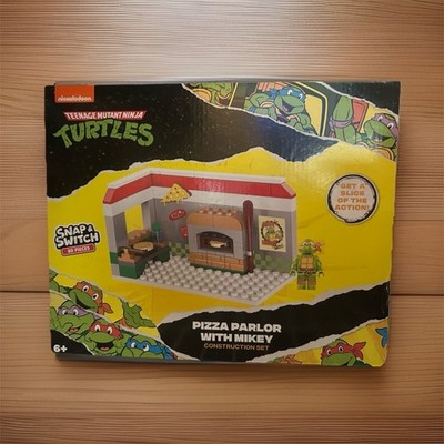 Nickelodeon Snap & Switch TMNT Pizza Parlor w/ Mikey 80-Piece Set