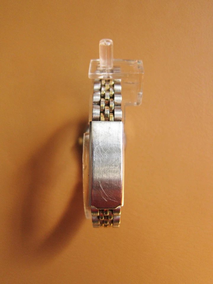 Reloj de cuarzo Q&Q (Citizen) Crater para dama con esfera plateada Foto 4 de 4