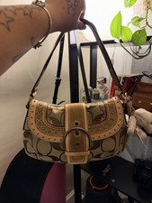 Bolso de Hombro Pequeño Y2K Coach Signature Soho Marrón/Beige Hebilla Tachuelas Dije