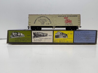 HO Scale AHM Private Owner Reefer #5296 F Farmer's Co-operative Creamery #6303