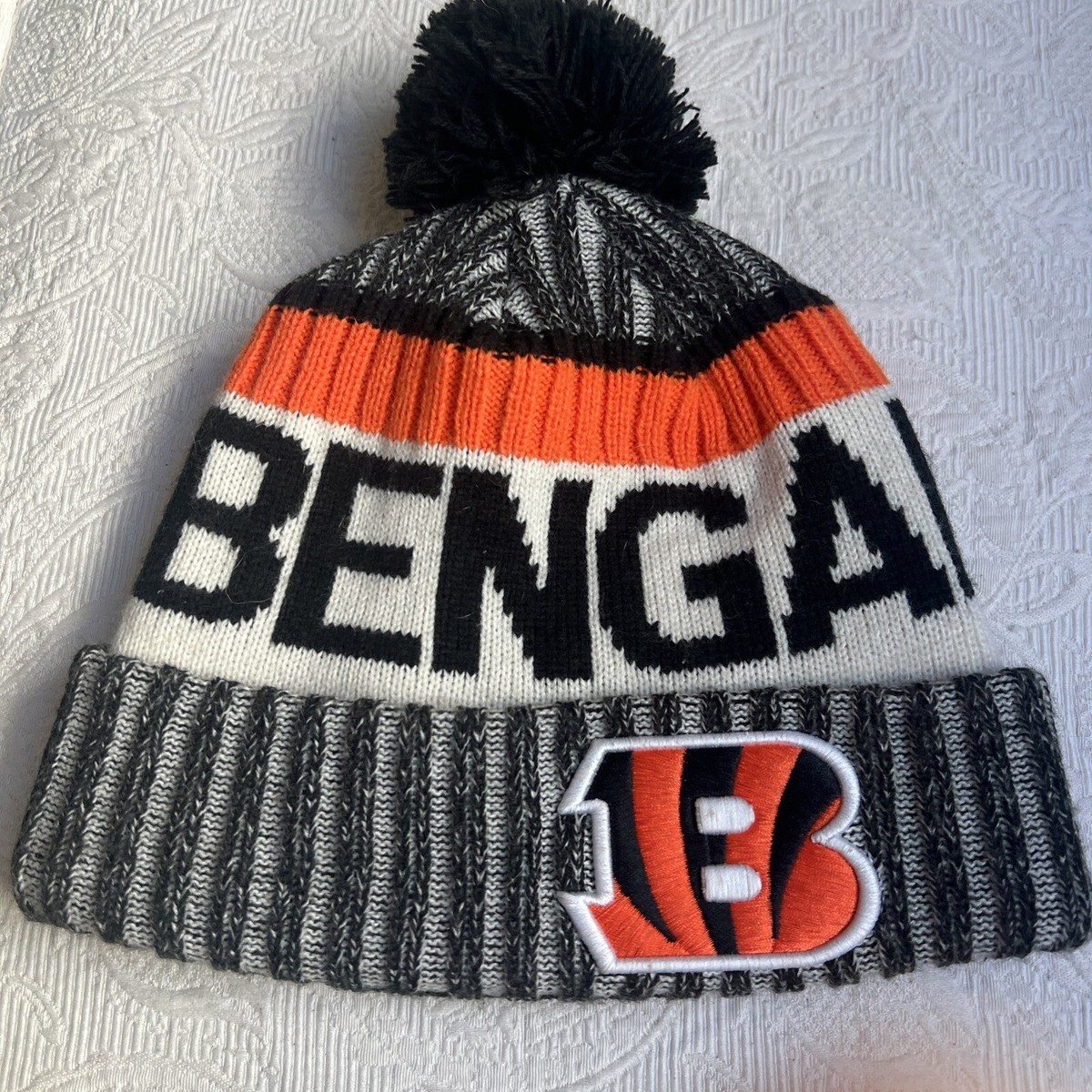 Throwback New Era NFL Cincinnati Bengals Beanie Cuff B Knit Beanie Hat With Pom Throwback New Era NFL Cincinnati Bengals On-Field Knit  main image 2
