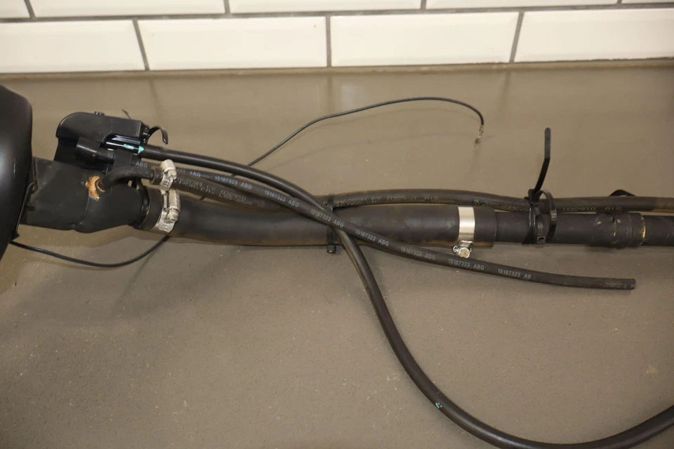 07-14 GMC Yukon Denali SWB cuello de llenado de combustible libre de óxido OEM 6,2 L V8 Foto 4 de 4