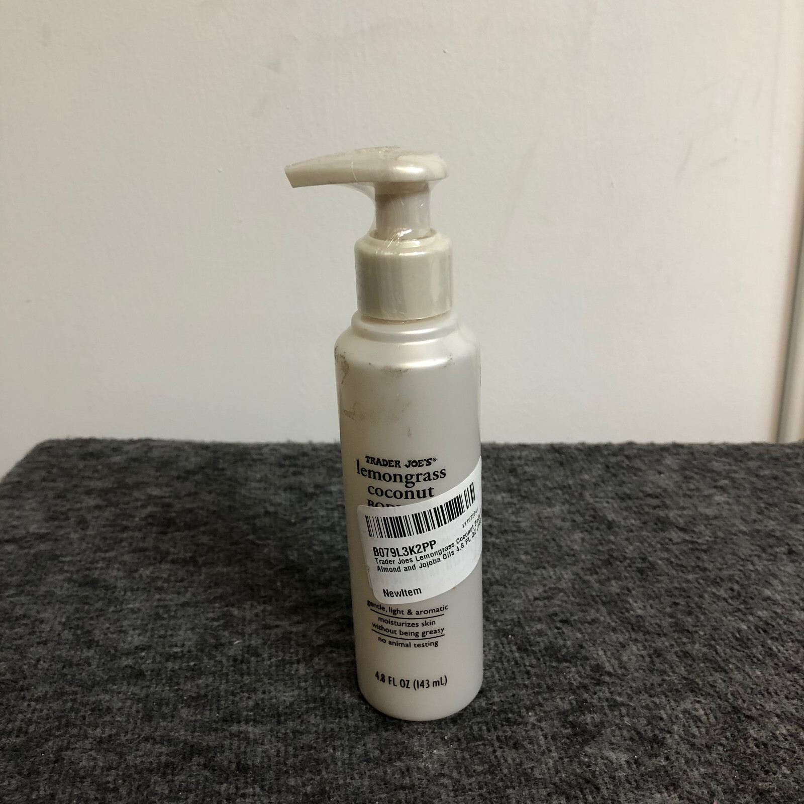 Aceite corporal de coco hierba de limón Trader Joes con aceites de almendras y jojoba 143 ml