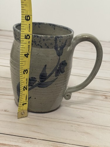 Taza/jarra de cerámica de estudio hecha a mano jarra de gres esmalte lechoso firmada por artista - Imagen 7 de 10