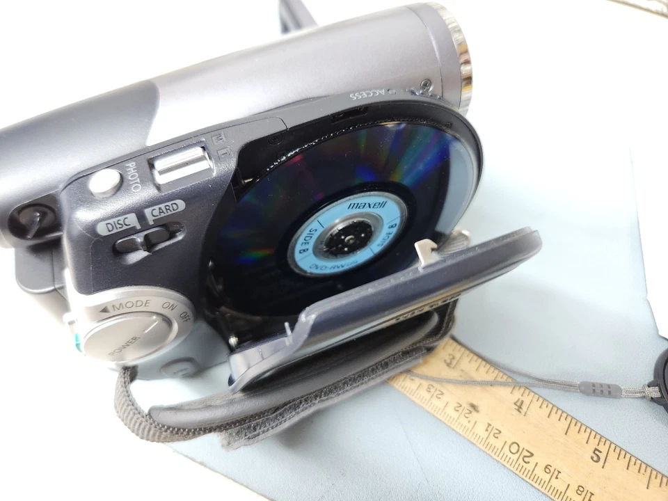 Samsung SC-DC173U DVD Camcorder with 34x Optical Zoom Battery Charger Av Cord - Image 4 of 4