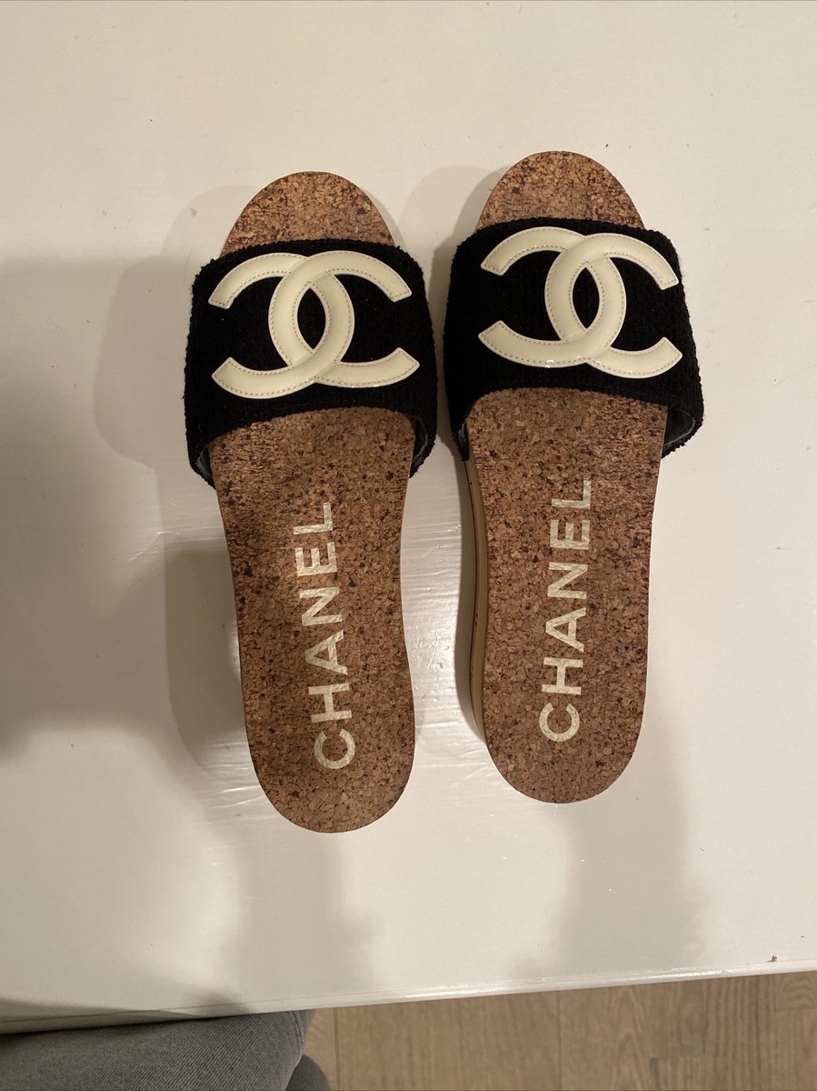 Chanel 20P Black Beige Patent CC Logo Cork Mule Slide Chanel 20P Black Beige Patent CC Logo Cork Mule Slide
