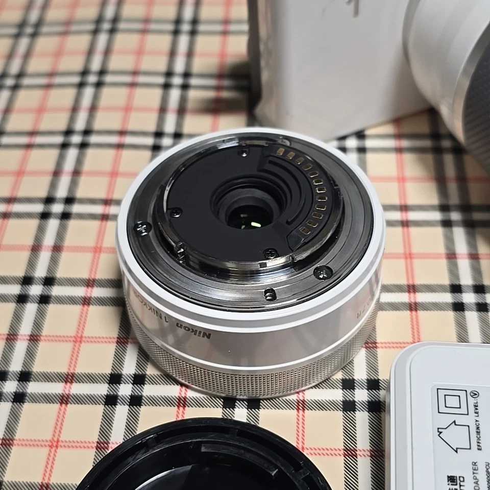 Nikon 1 J4 Camera With 2 Lens 10-30mm 30-110mm White Bundle - Image 3 of 4