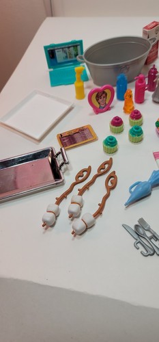 Lotto 111 accessori alimentari Barbie vintage tazze piatti padelle cibo soda torta altro - Foto 11 di 11