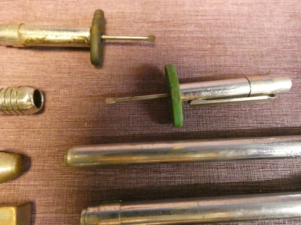 VINTAGE AUTOMOBILIA COLLECTION OF 11 TYRE GUAGES CAR TOOLKIT PCL DUNLOP ETC - Image 4 of 4