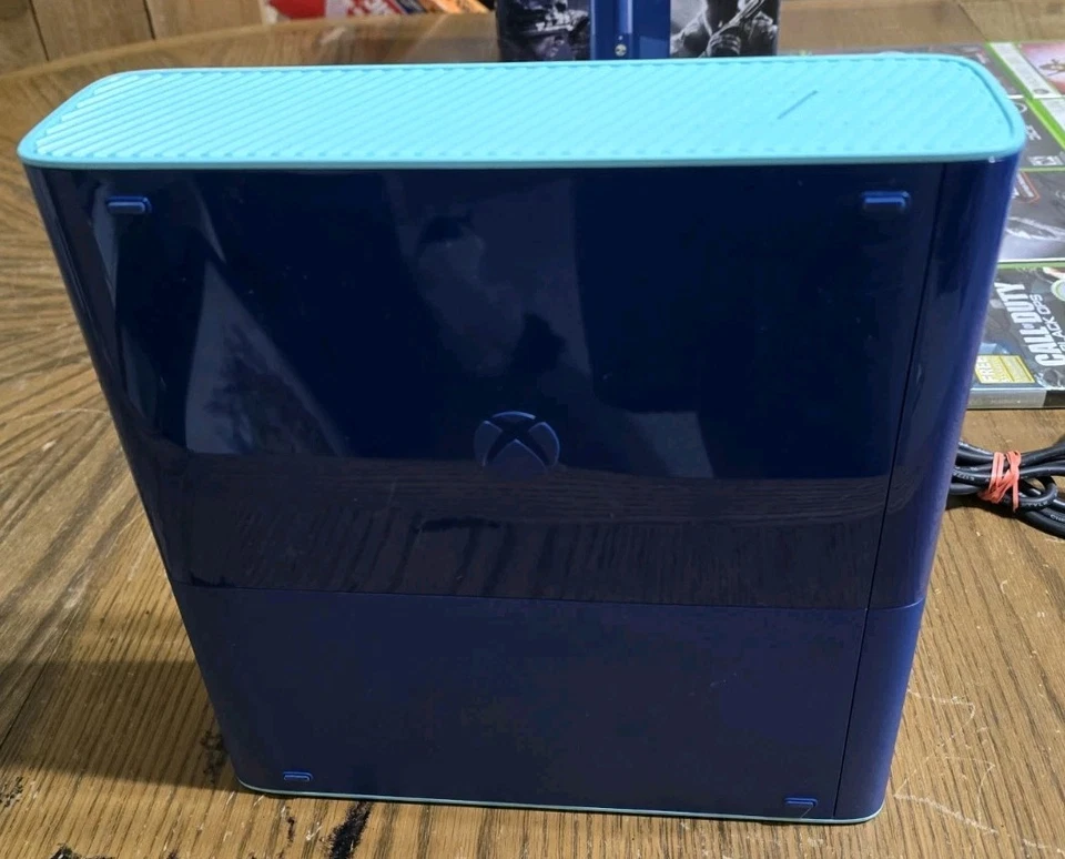 Consola Xbox 360 Edición Especial Azul Teal 500GB Con Caja Original Y 12 Juegos Foto 3 de 4