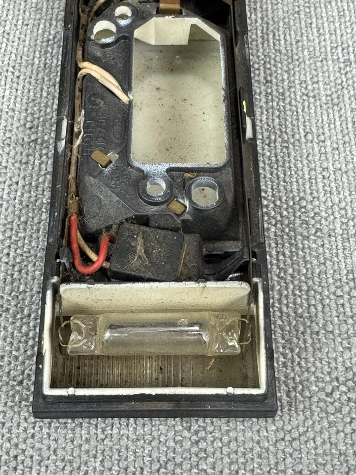 1988-1998 Chevrolet C1500 (OBS) купольный фонарь с объективом (GMC C/K 1500, Suburban) - Изображение 4 из 4