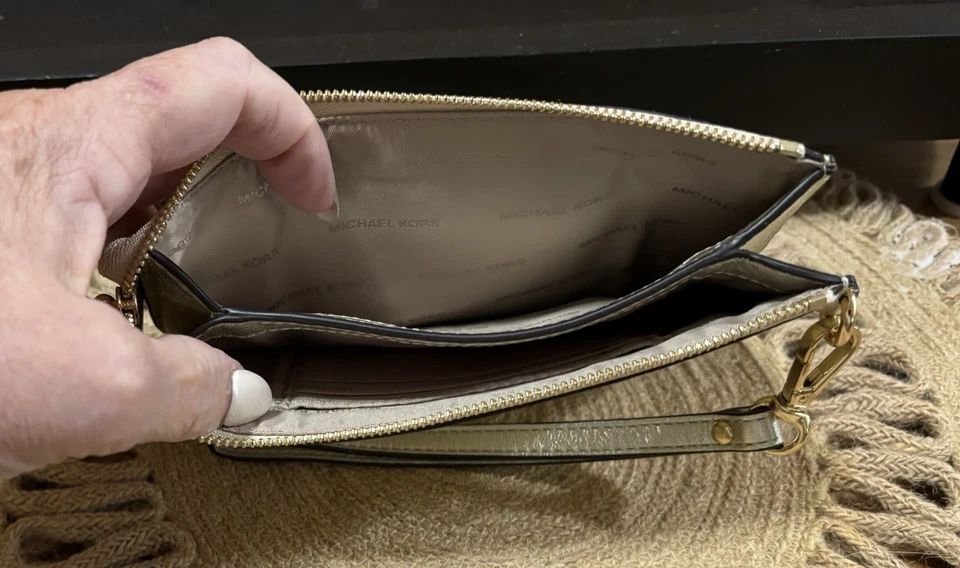 Muñequera grande iridiscente Michael Kors. 2 secciones interiores, tarjeteros Foto 4 de 4