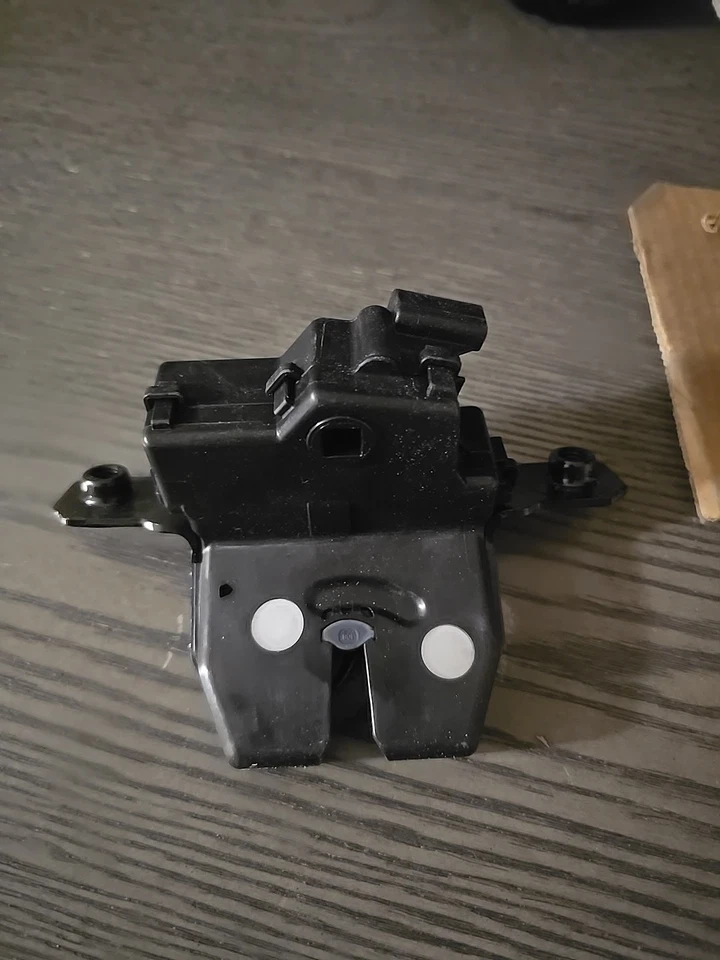 Actuador de cierre de cerradura de puerta trasera Chevrolet Trax 2024-2025 OEM Foto 2 de 3