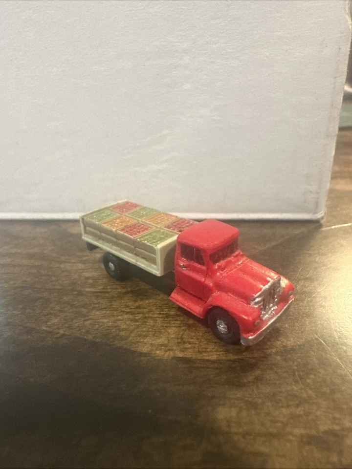 N Scale Flatbed Delivery Truck Red Cab With Flatbed Load Of Fruit Model Trains - Image 3 of 4