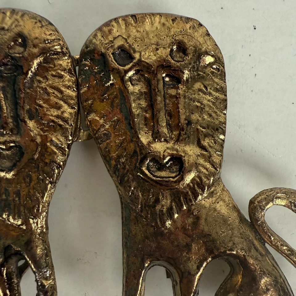 Hebilla de cinturón vintage tono dorado doble león MCM brutalista Foto 3 de 4