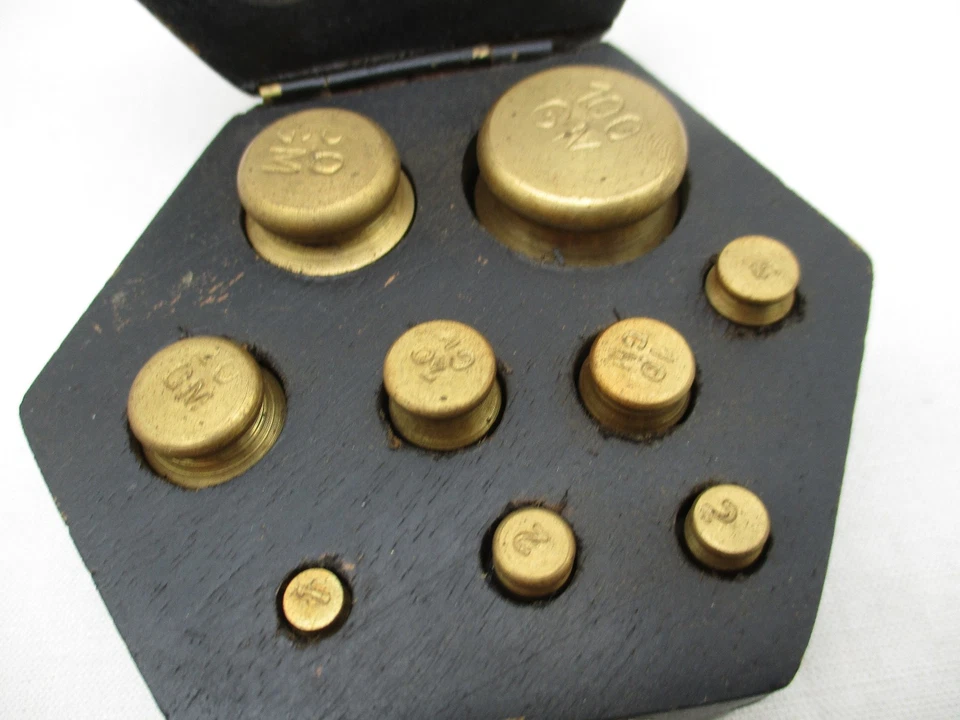 Alte Messing gewichte in Holz Box „1 – 100 g“ – 9 Tlg. - Bild 3 von 4