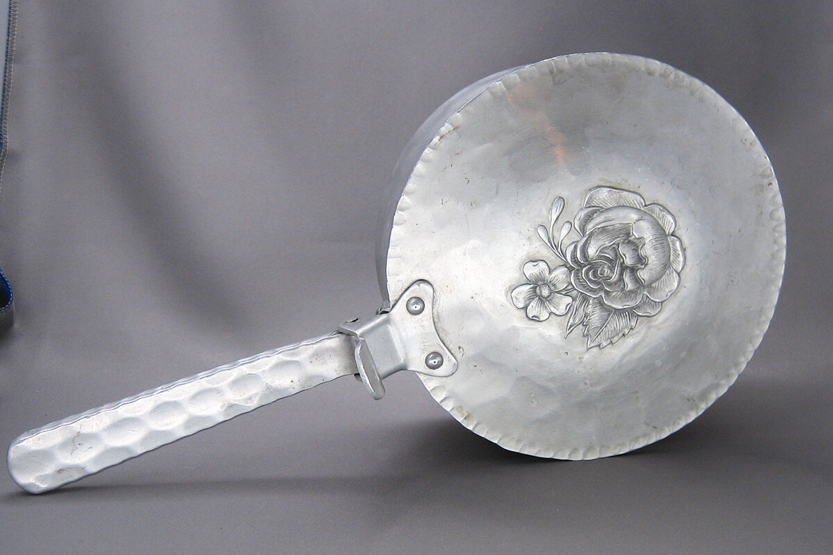 Vintage Everlast Metal Hand 6" Wide Aluminum Silent Butler 552