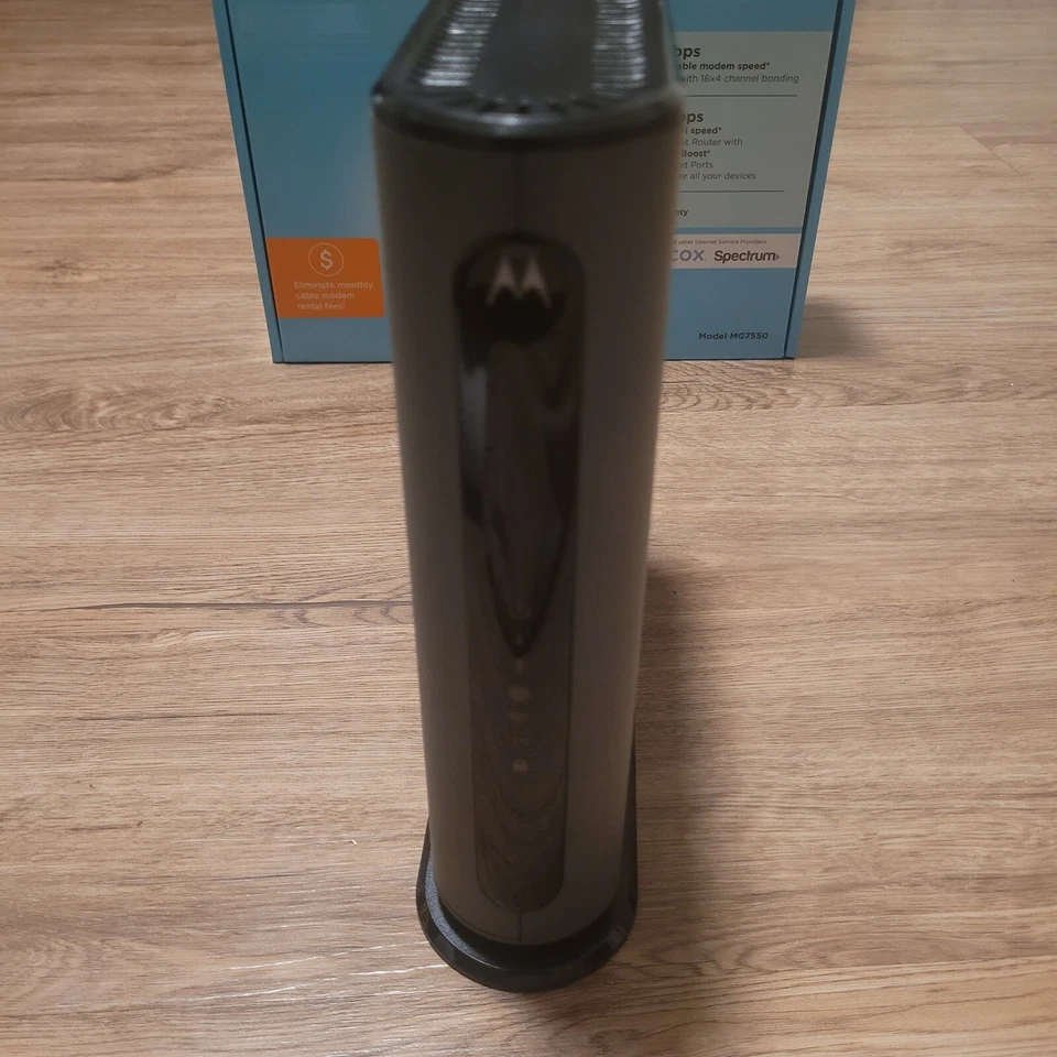 Motorola MG7550 16x4 Cable Modem Plus AC1900 Dual-Band WiFi Gigabit Router - Image 3 of 4