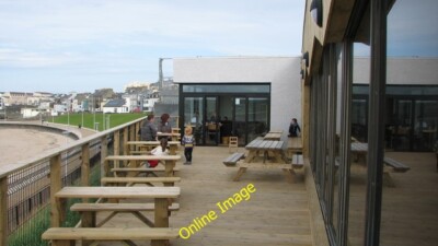 Foto 6x4 KoKo Portrush Der Balkon von KoKo's Café mit Blick auf 2014