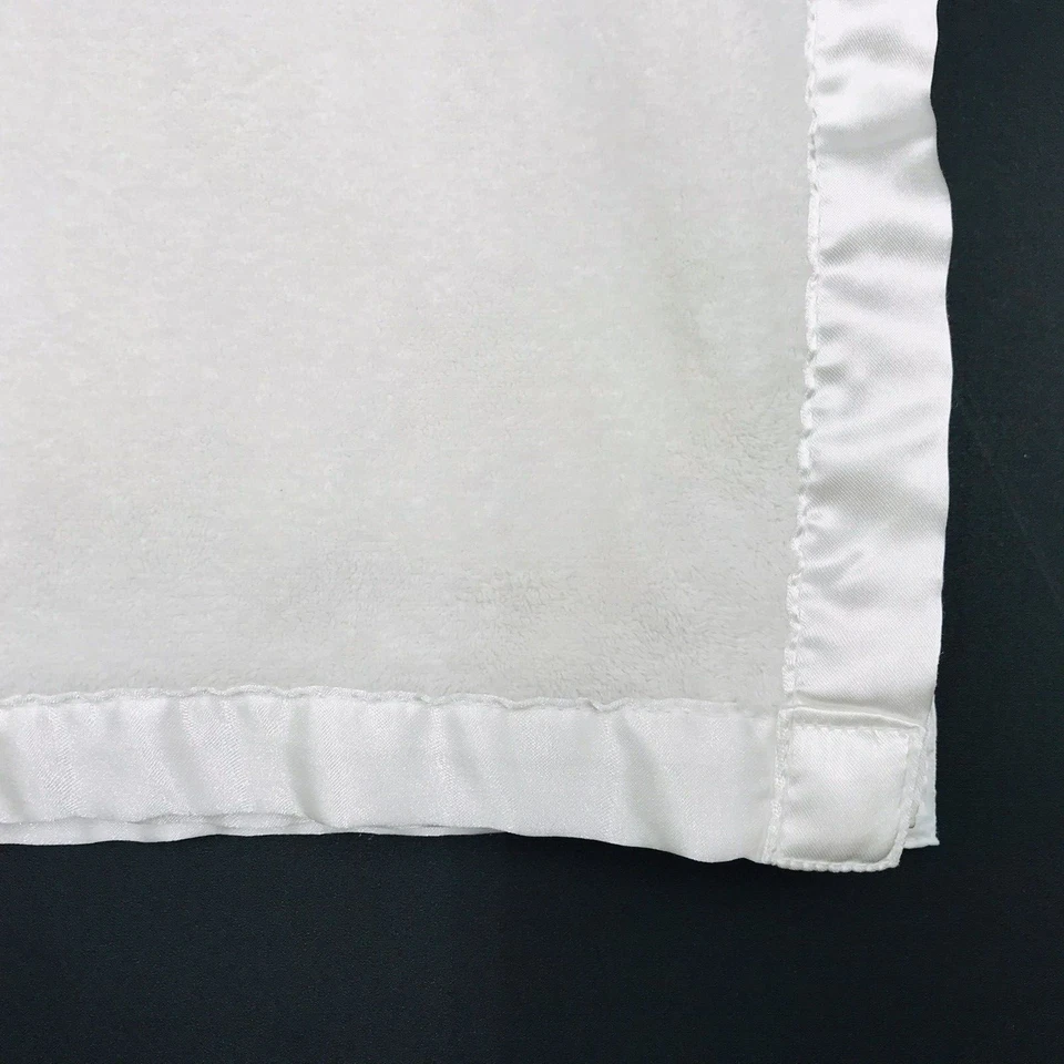 Детское одеяло Little Me с атласной отделкой белое плюшевое - Изображение 3 из 4