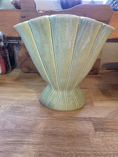 Vintage Red Wing Pottery Gladiola Fan Vase #416-9" Green Made in USA