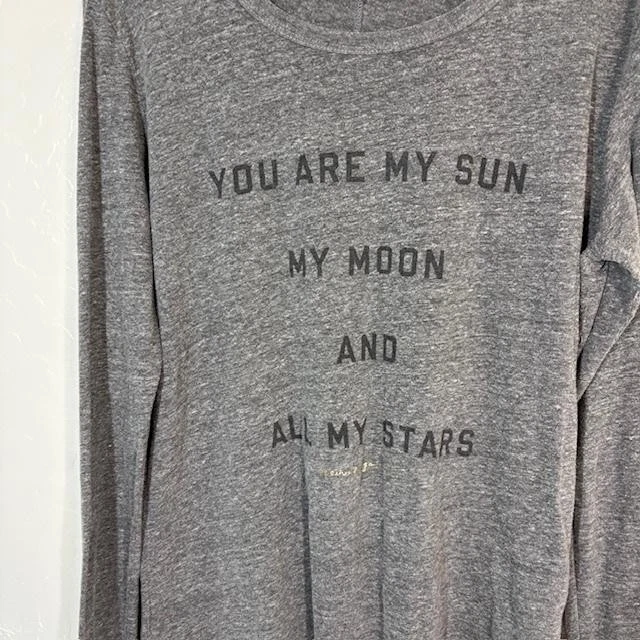 Camisa Spiritual Gangster Mujer Gris Mediano Manga Larga Gráfico Cita Hecha en EE. UU. Foto 2 de 4