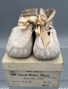 Vintage 1950s Mrs Day's Ideal Baby Shoes Leather Size 2 Made in USA