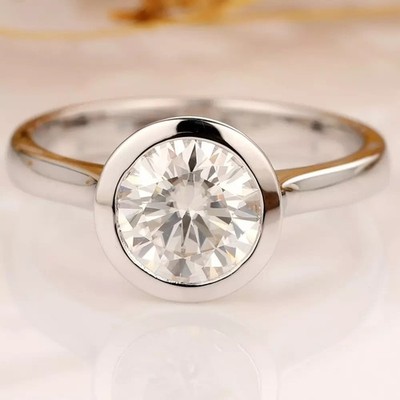 1,50 ct Rundschliff Moissanit Zargenfassung Verlobungsring in 14k Weißgold plattiert