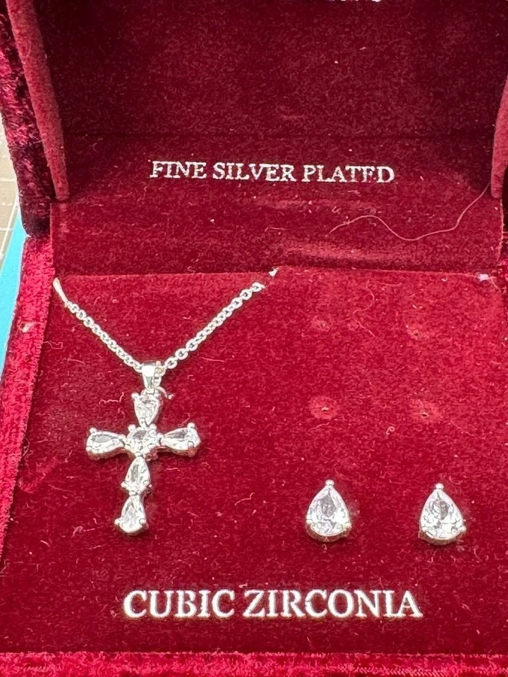 Caja de exhibición de pendientes y cruz de cristal enchapado en plata Danecraft iluminada Foto 3 de 4