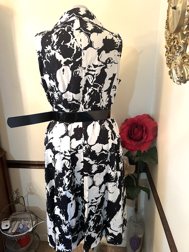 Vestido Jones New York Blanco y Negro Estampado Floral Con Cinturón Ajuste y Acampanado Talla 16W - Imagen 6 de 14