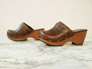 faux leather clogs