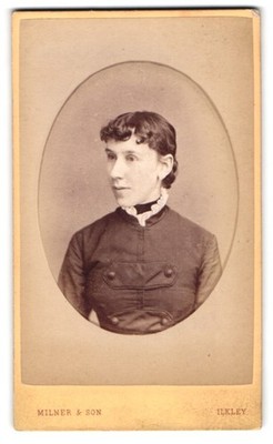 Fotografie J. Milner & Son, Ilkley, West View House, Porträt einer Dame 
