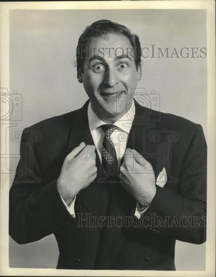 1952 Press Photo Actor & Comedian Sid Caesar fixes his suit - mjx89338