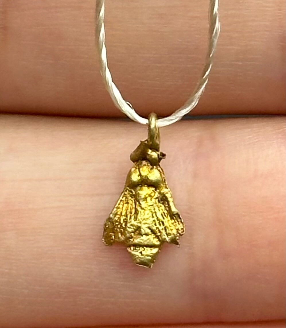 Unveiling A Remarkable Past: 3,000-Year-Old Fossilized Bee Discovery Sheds Light On Ancient Ecosystems 4 18K Gold Ancient Greaco-Roman Gold Bee Amulet Wearable Artifact