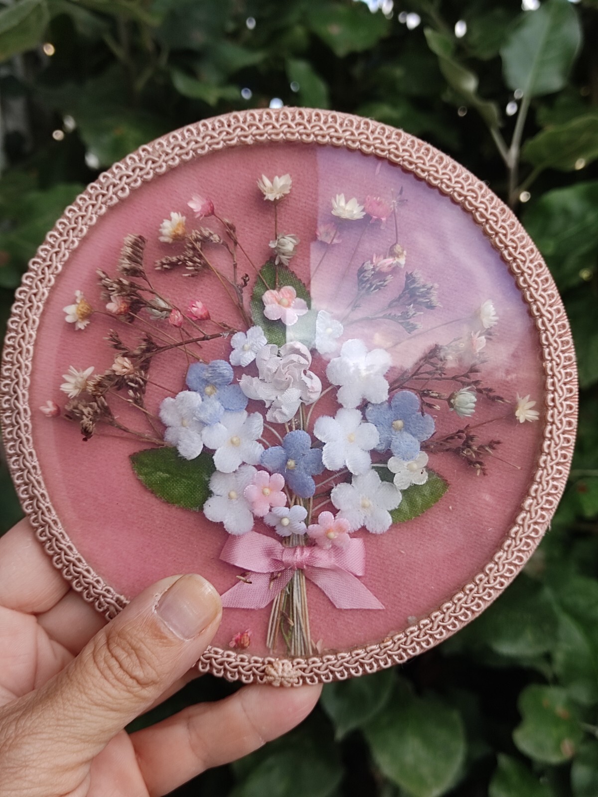 Cadre en bois doré bouquet de roses tissu rouge sous verre bombé - Décoration