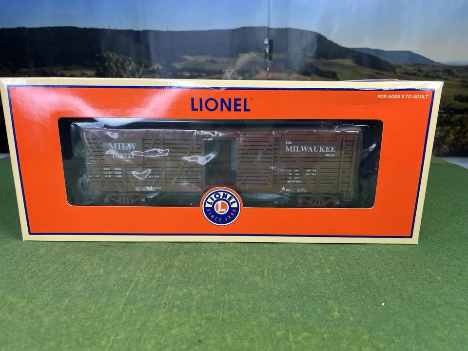 LIONEL 6-52458 MILWAUKEE ROAD 40-TON STOCK CAR O GAUGE MLRC NEW IN BOX - Image 2 of 4