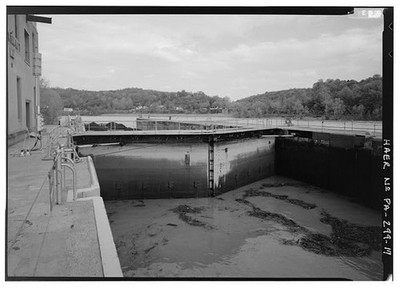 17. THE LOCK GATES CLOSE TO BEGIN THE LOCKING PROCESS FOR THE TOWBOAT. -