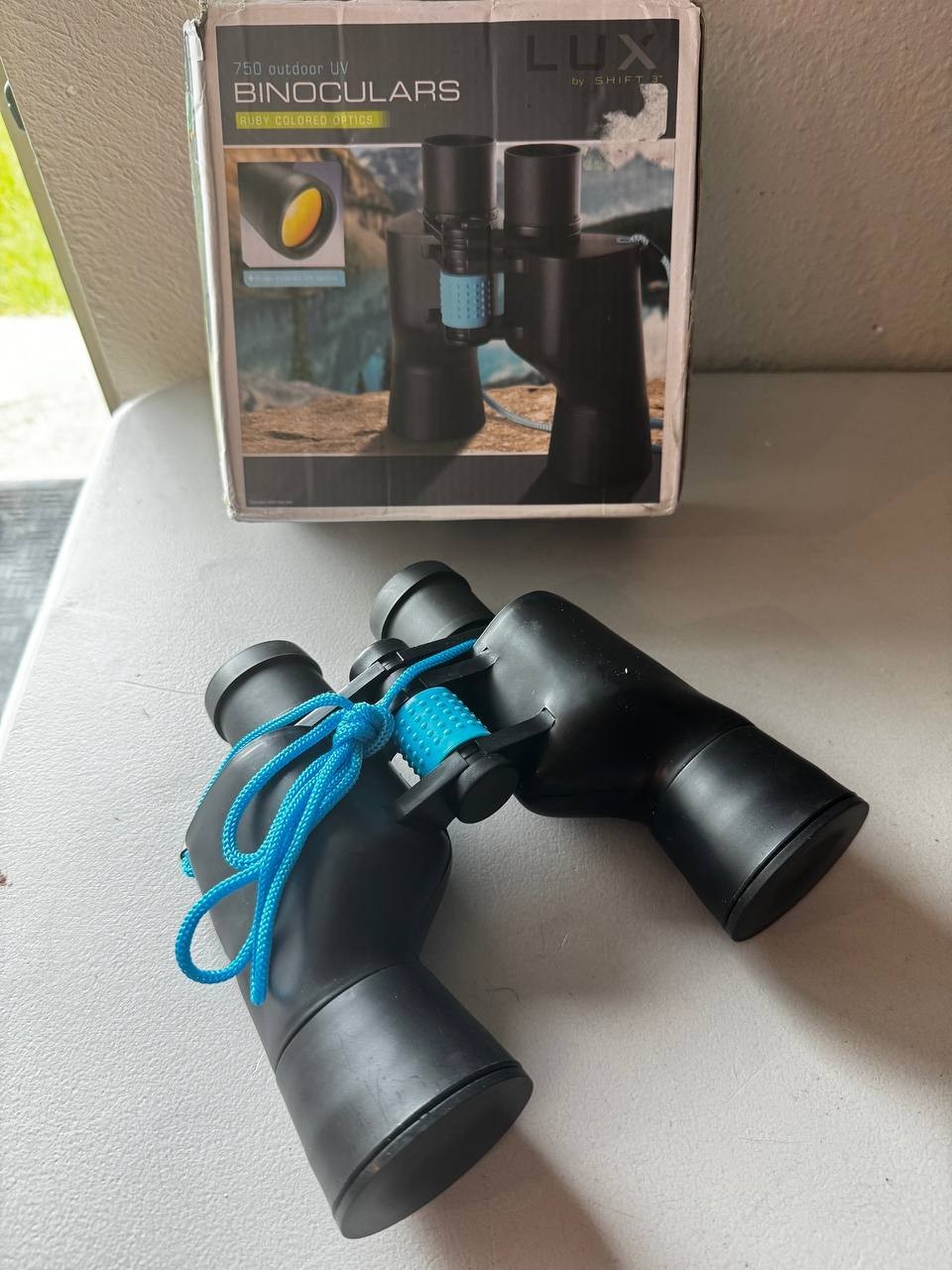 Binoculares UV para exteriores LUX by Shift 3 750 óptica color rubí correa negra azul