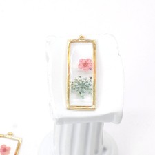 C 8PCS Gold Tone Real Dried Daffodil Flower Resin Rectangle Charm GYX2904