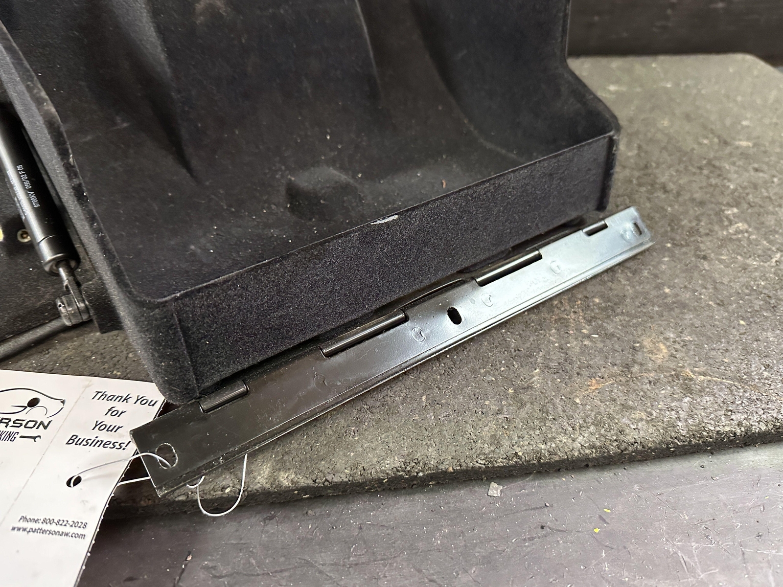 02-06 MASERATI SPYDER DASH GLOVE BOX STORAGE COMPARTMENT BLACK 01