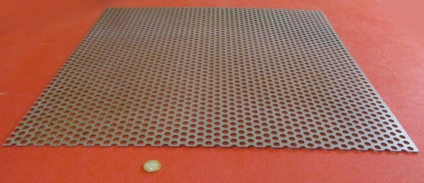 Hoja de acero escalonada perforada de 0,075" de espesor x 24" x 24", diámetro de agujero de 0,375" Foto 2 de 4