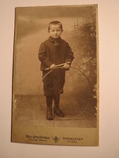Gardelegen - stehender Junge mit Reifen - Kulisse / CDV