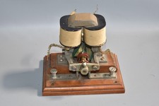 ANTIKES MODELL DYNAMO ELEKTROMOTOR DAMPFMASCHINE AUF Holzplatte/s3