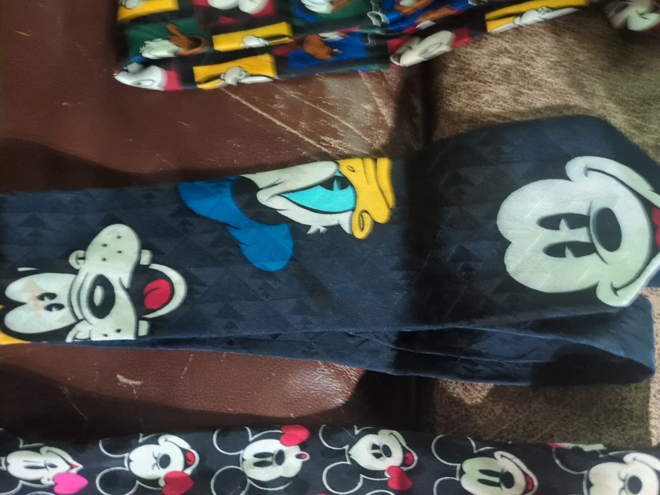 Lote De Colección De 5 Corbatas Disney & Looney Tunes Seda Y Poliéster Foto 2 de 4