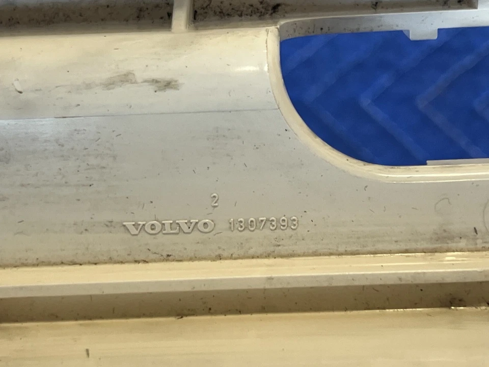 1984 - 1989 年沃尔沃 740 760 轿车中控台保险丝盒底座 1307393 原始设备制造商 #1644EM — 第 3/4 张图片