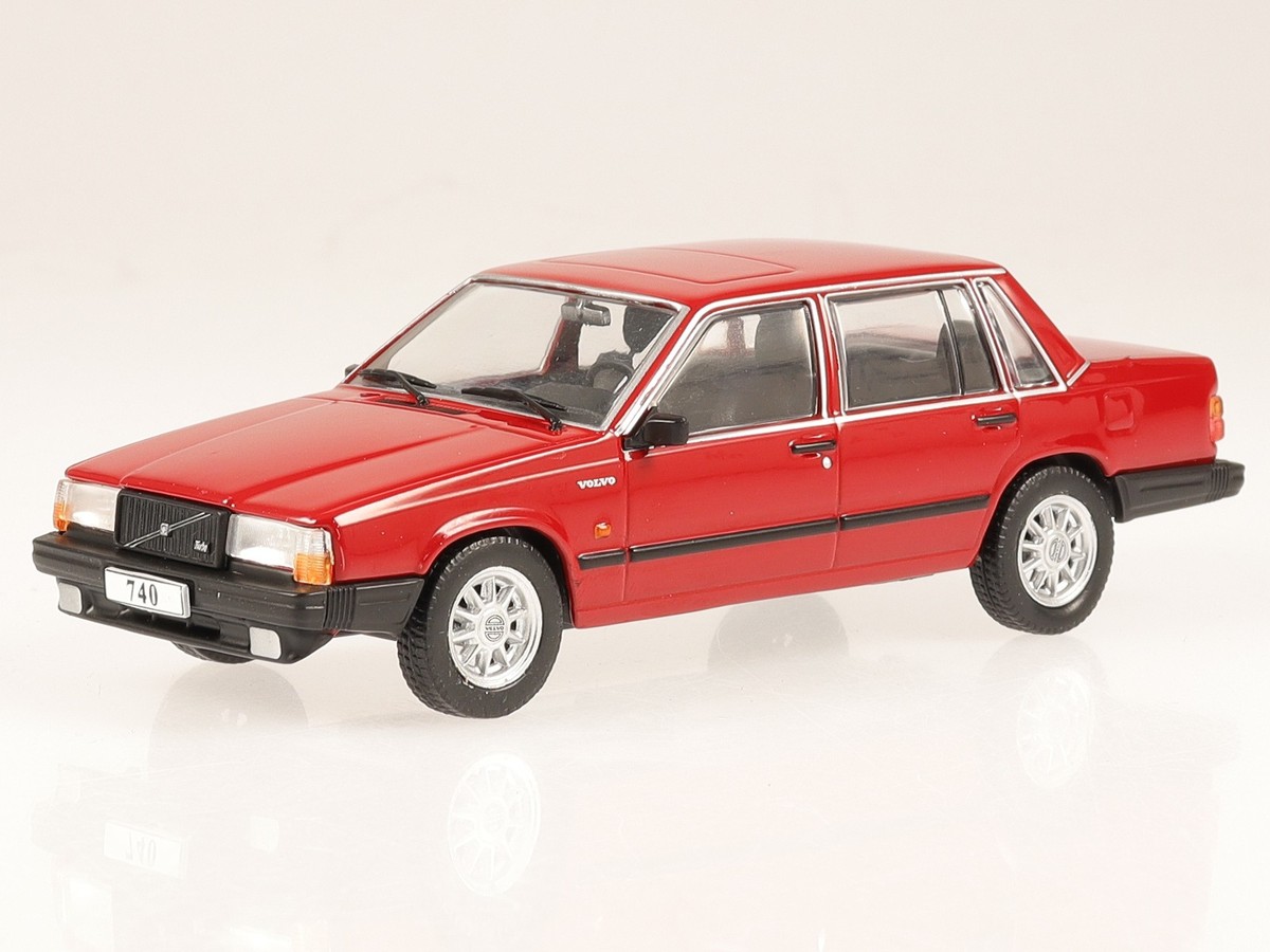 Volvo 740 Turbo red diecast modelcar 8506017 in showcase Atlas 1